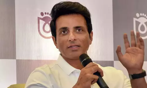 Sonu Sood: దుబాయ్లో చిక్కుకున్నారా? టెన్షన్ వద్దు.. నేనున్నా Sonu Sood: దుబాయ్లో చిక్కుకున్నారా? టెన్షన్ వద్దు.. నేనున్నా