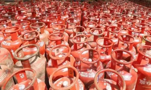 LPG supply India: మధ్యప్రాచ్య ఉద్రిక్తతల నేపథ్యంలో భారత్‌లో వంట గ్యాస్ కొరత రాకుండా ఎల్‌పీజీ ఉత్పత్తిని పెంచాలని కేంద్రం రిఫైనరీలను ఆదేశించింది.