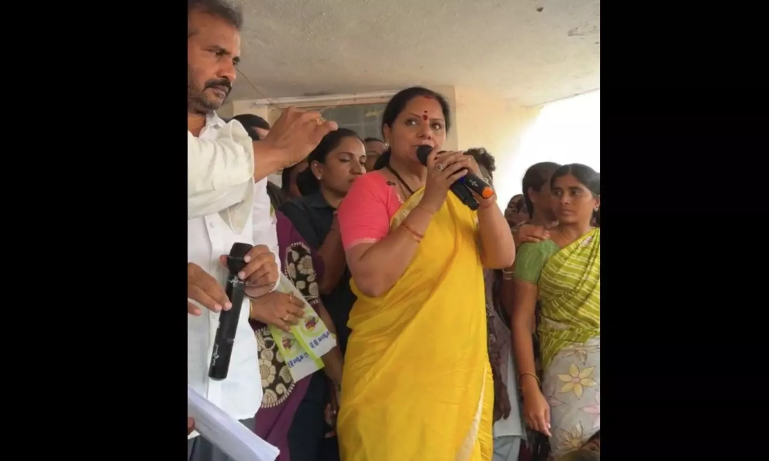 K Kavitha: వెలుగుమట్ల బాధితులకు కవిత అండ: నేను టూరిస్ట్ను కాదు.. పోరాడటానికి వచ్చా! K Kavitha: వెలుగుమట్ల బాధితులకు కవిత అండ: నేను టూరిస్ట్ను కాదు.. పోరాడటానికి వచ్చా!