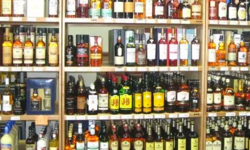 Liquor Prices: మద్యం ప్రియులకు గుడ్ న్యూస్.. తగ్గనున్న ప్రీమియం బ్రాండ్ల ధరలు!