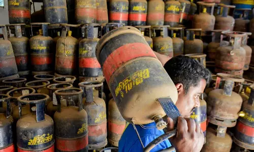 Gas Shortage: ఇరాన్ యుద్ధ ప్రభావం.. భారత్‌లోని పలు నగరాల్లో గ్యాస్ కు బ్రేక్