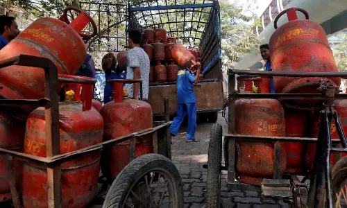 ESMA on Oil Refineries: కేంద్ర ప్రభుత్వం సంచలన నిర్ణయం.. చమురుశుద్ధి సంస్థలపై ఎస్మా ప్రయోగించిన కేంద్రం