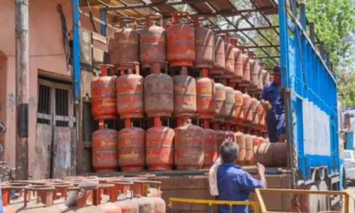 LPG Crisis: వంట గ్యాస్ సరఫరా సంక్షోభాన్ని పరిష్కరించడానికి ఆయిల్ మార్కెటింగ్ కంపెనీల ప్రతినిధులతో ప్రభుత్వం కమిటీ ఏర్పాటు చేసింది.
