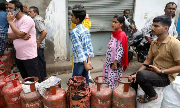 LPG Shortage in Hyderabad: ఐటీ కారిడార్‌ హాస్టళ్లలో గ్యాస్ సెగ.. మెనూ నుంచి దోశ, పూరీ అవుట్.. టెక్కీలకు తప్పని తిప్పలు!