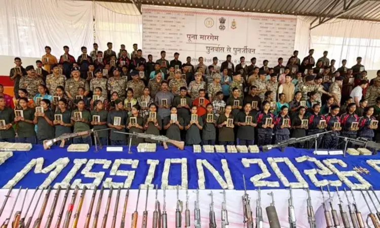 Maoists: మావోయిస్టులకు కోలుకోలేని దెబ్బ.. రూ. 3.29 కోట్ల రివార్డు ఉన్న 108 మంది లొంగుబాటు