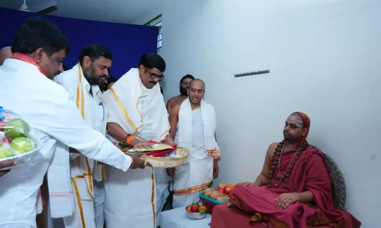 Srikalahasthi: మంత్రి ఆనం రామనారాయణ రెడ్డి శ్రీకాళహస్తికి వచ్చిన శృంగేరి శారదా పీఠం జగద్గురు శ్రీశ్రీశ్రీ విదుశేఖర భారతీ మహాస్వామీజీతో మర్యాదపూర్వకంగా భేటీ అయ్యారు
