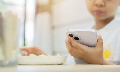 Smartphone: మీరు కూడా భోజనం చేసేప్పుడు మొబైల్ చూస్తున్నారా.? జ‌రిగేది ఇదే..