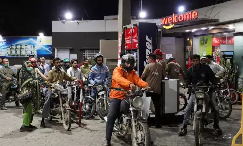 పాకిస్థాన్‌లో పెట్రో మంట.. లీటర్‌పై ఏకంగా రూ. 55 పెంపు.. చుక్కలు చూపిస్తున్న నిత్యావసర ధరలు!