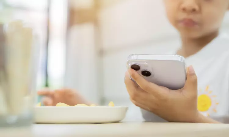 Smartphone: మీరు కూడా భోజనం చేసేప్పుడు మొబైల్ చూస్తున్నారా.? జ‌రిగేది ఇదే..