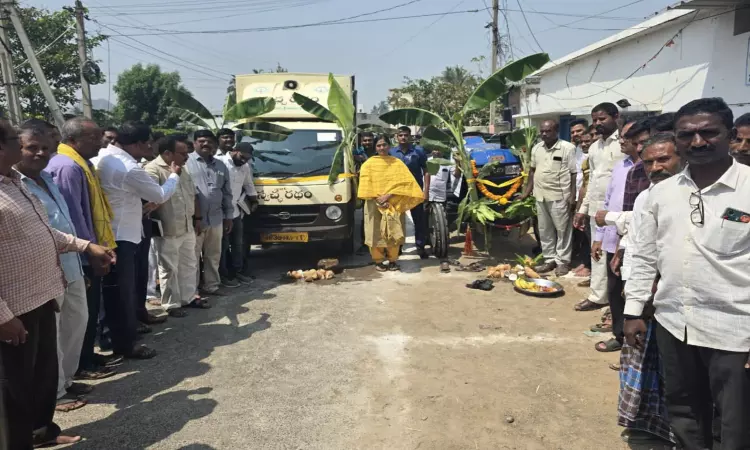 Gouthu Sireesha: పారిశుధ్యమే దైవారాధన: రెంటికోటలో స్వచ్ఛ రథం ప్రారంభించిన ఎమ్మెల్యే గౌతు శిరీష!