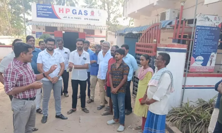 Palakonda: వంట గ్యాస్ కొరత ఆందోళనల నేపథ్యంలో పాలకొండ తహసీల్దార్ స్థానిక గ్యాస్ ఏజెన్సీలో తనిఖీలు నిర్వహించారు.