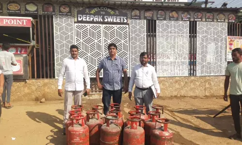 Bodhan: బోధన్‌లో విజిలెన్స్ దాడులు.. హోటళ్లపై ఆకస్మిక సోదాలు.. 18 గ్యాస్ సిలిండర్లు సీజ్!