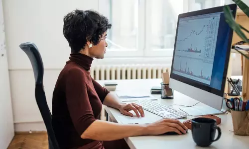 HealthTips: జాగ్రత్త! గంటల తరబడి కూర్చుని పనిచేస్తున్నారా? అయితే మీరు డేంజర్‌లో ఉన్నట్లే!