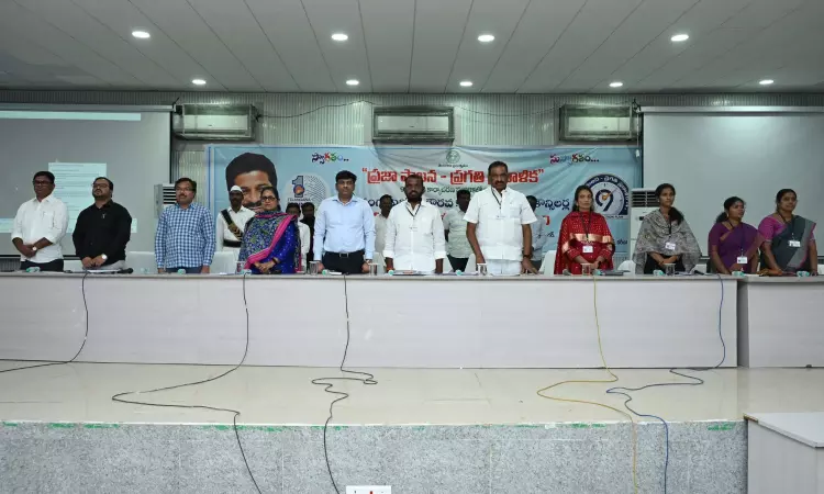 Karimnagar: అభివృద్ధిలో జిల్లాను అగ్రభాగాన నిలుపుదాం: ప్రజాప్రతినిధులకు కలెక్టర్ చిత్రా మిశ్రా పిలుపు