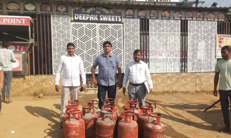 Bodhan: బోధన్‌లో విజిలెన్స్ దాడులు.. హోటళ్లపై ఆకస్మిక సోదాలు.. 18 గ్యాస్ సిలిండర్లు సీజ్!