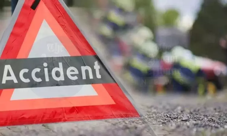 Visakhapatnam road accident: విశాఖపట్నం BHPV జంక్షన్ వద్ద జాతీయ రహదారిపై ఆగి ఉన్న వాహనాలపైకి లారీ దూసుకెళ్లడంతో ఇద్దరు అక్కడికక్కడే ప్రాణాలు కోల్పోయారు.