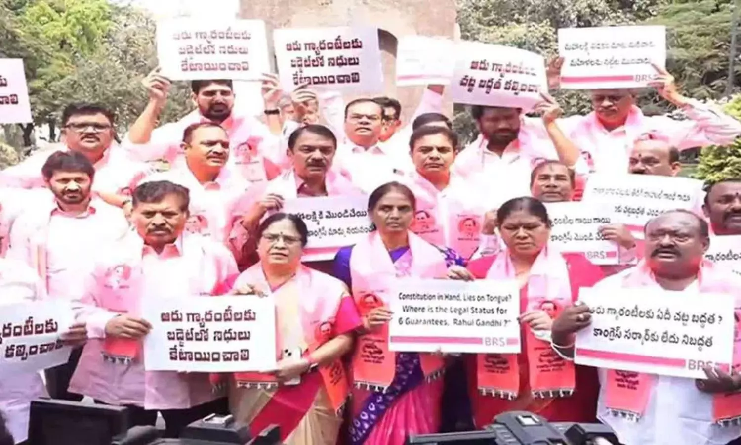 BRS: గన్ పార్క్ వద్ద గులాబీ దండు నిరసన.. ఆరు గ్యారంటీలే టార్గెట్! BRS: గన్ పార్క్ వద్ద గులాబీ దండు నిరసన.. ఆరు గ్యారంటీలే టార్గెట్!