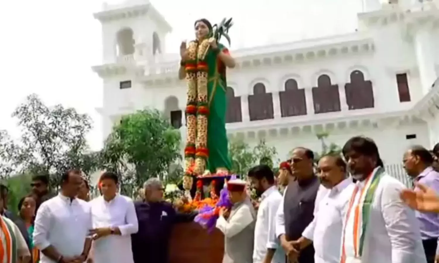 తెలంగాణ తల్లి విగ్రహావిష్కరణ.. పాల్గొన్న గవర్నర్, సీఎం రేవంత్ రెడ్డి తెలంగాణ తల్లి విగ్రహావిష్కరణ.. పాల్గొన్న గవర్నర్, సీఎం రేవంత్ రెడ్డి