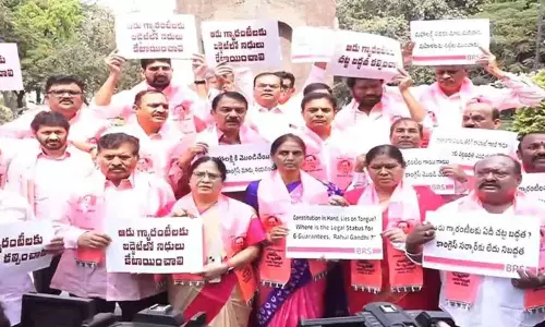 BRS: గన్ పార్క్ వద్ద గులాబీ దండు నిరసన.. ఆరు గ్యారంటీలే టార్గెట్! BRS: గన్ పార్క్ వద్ద గులాబీ దండు నిరసన.. ఆరు గ్యారంటీలే టార్గెట్!