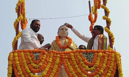 అమరజీవి త్యాగం చిరస్మరణీయం.. పొట్టి శ్రీరాములు విగ్రహానికి మంత్రి బీసీ జనార్దన్ రెడ్డి ఘన నివాళి!