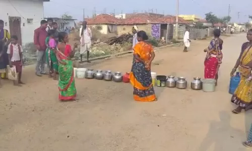 Kamareddy: చుక్క నీరు లేక.. రోడ్డుపై వజ్జపల్లి మహిళల ధర్నా! Kamareddy: చుక్క నీరు లేక.. రోడ్డుపై వజ్జపల్లి మహిళల ధర్నా!
