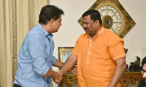 KTR: అసెంబ్లీలో సరదా సన్నివేశం.. రాజాసింగ్ను ఆటపట్టించిన కేటీఆర్! KTR: అసెంబ్లీలో సరదా సన్నివేశం.. రాజాసింగ్ను ఆటపట్టించిన కేటీఆర్!