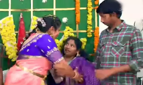 Khammam: శుభకార్యంలో అంతులేని విషాదం.. ఫొటో దిగుతూనే ప్రాణాలు వదిలిన యువతి!