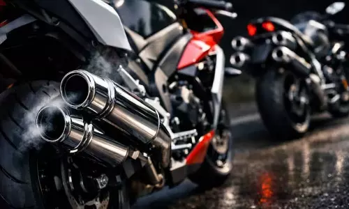 Double Silencer Bikes: రోడ్లపై ప్రయాణిస్తున్నప్పుడు కొన్ని బైక్స్లో రెండు, మరికొన్నింటిలో నాలుగు సైలెన్సర్లు కనిపించడం సహజం. Double Silencer Bikes: రోడ్లపై ప్రయాణిస్తున్నప్పుడు కొన్ని బైక్స్లో రెండు, మరికొన్నింటిలో నాలుగు సైలెన్సర్లు కనిపించడం సహజం.