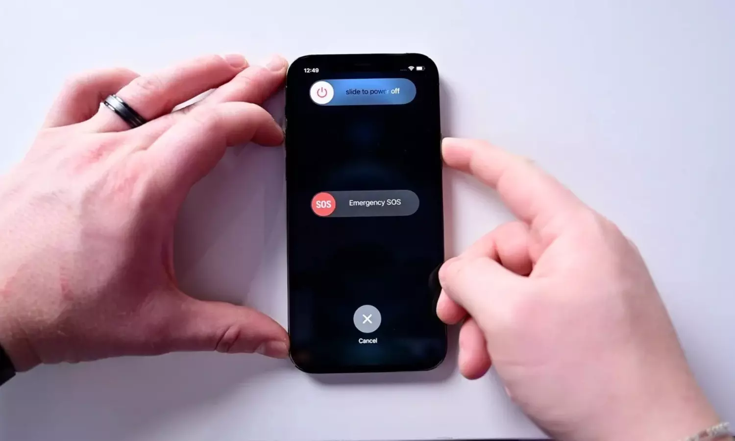 ఫోన్ పవర్ బటన్ ఎప్పుడూ రైట్ సైడ్లోనే ఎందుకు ఉంటుందో తెలుసా.. అసలు సీక్రెట్ ఇదే? ఫోన్ పవర్ బటన్ ఎప్పుడూ రైట్ సైడ్లోనే ఎందుకు ఉంటుందో తెలుసా.. అసలు సీక్రెట్ ఇదే?