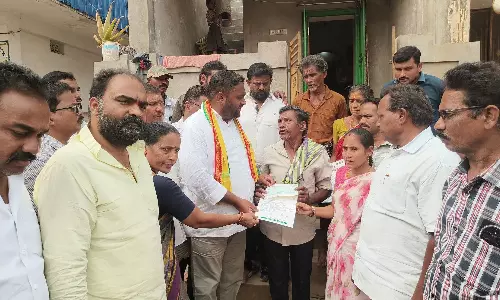 మానవత్వం చాటుకున్న రామ్ మాలిక్ నాయుడు.. గడప వద్దకే వెళ్లి సీఎంఆర్ఎఫ్ చెక్కుల పంపిణీ!