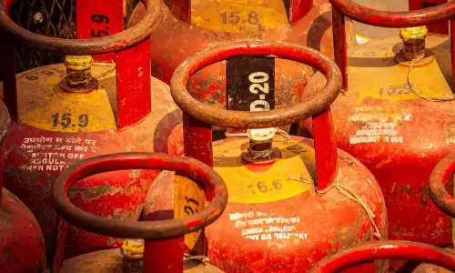 LPG crisis: పశ్చిమాసియా ఉద్రిక్తతల నేపథ్యంలో దేశంలో వంటగ్యాస్, చమురు సరఫరాపై కేంద్ర ప్రభుత్వం కీలక ప్రకటన