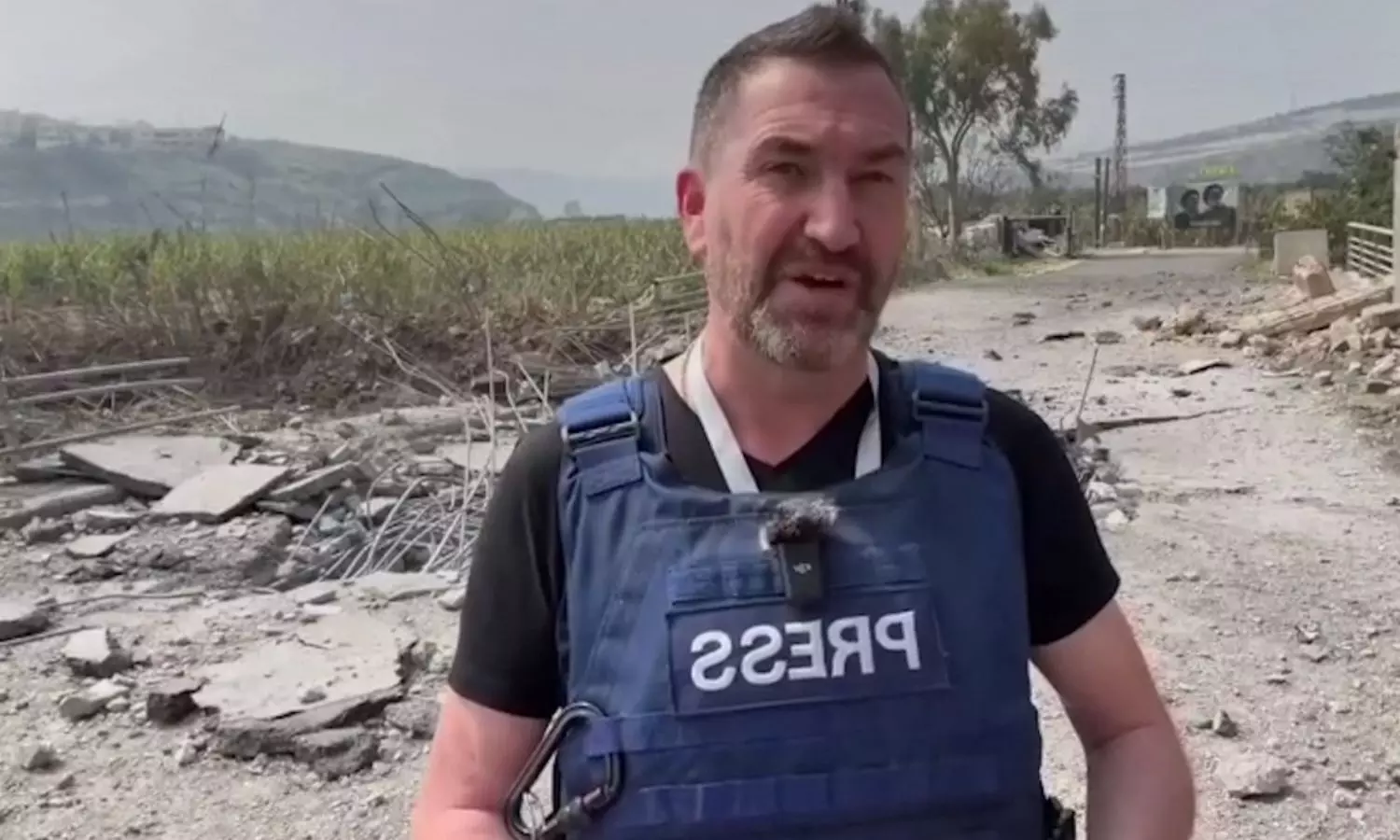 మృత్యుపాశం నుంచి తృటిలో తప్పించుకున్న రిపోర్టర్.. క్షిపణి దాడి దృశ్యాలు వైరల్! మృత్యుపాశం నుంచి తృటిలో తప్పించుకున్న రిపోర్టర్.. క్షిపణి దాడి దృశ్యాలు వైరల్!