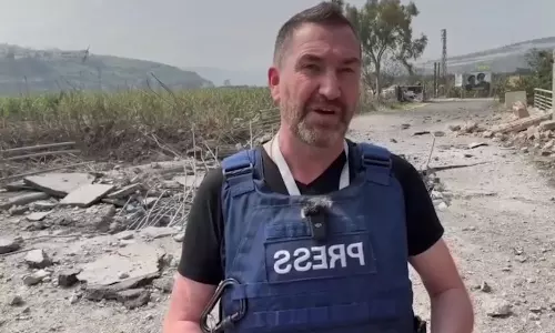 మృత్యుపాశం నుంచి తృటిలో తప్పించుకున్న రిపోర్టర్.. క్షిపణి దాడి దృశ్యాలు వైరల్!