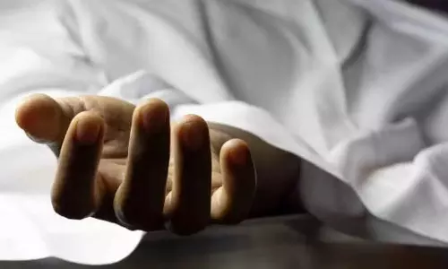 Hyderabad: హైదరాబాద్ లో పంజాగుట్ట పోలీస్ స్టేషన్ పరిధిలో  అపార్ట్మెంట్ బాల్కనీ కూలిపోవడంతో ఇద్దరు మృతి చెందారు.