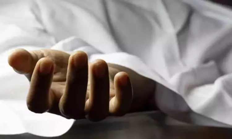 Hyderabad: హైదరాబాద్ లో పంజాగుట్ట పోలీస్ స్టేషన్ పరిధిలో  అపార్ట్మెంట్ బాల్కనీ కూలిపోవడంతో ఇద్దరు మృతి చెందారు.