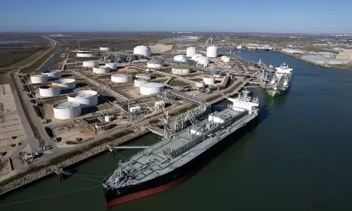 Iran Oil Exports: యుద్ధం నడుస్తున్నా ఇరాన్ తన చమురు ఎగుమతులను కొనసాగిస్తూ, హోర్ముజ్ ద్వారా భారీగా ఆదాయం గడిస్తోంది. Iran Oil Exports: యుద్ధం నడుస్తున్నా ఇరాన్ తన చమురు ఎగుమతులను కొనసాగిస్తూ, హోర్ముజ్ ద్వారా భారీగా ఆదాయం గడిస్తోంది.