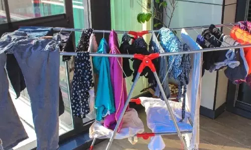 Vastu Tips: చాలామంది తడిబట్టలను ఇంటిలోనే ఆరబెడుతూ ఉంటారు.