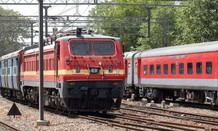 Indian Railways: కదులుతున్న రైళ్లపై రాళ్లు విసిరే వాళ్లను ఉపేక్షించేది లేదని చెన్నై రైల్వే స్పష్టం చేసింది