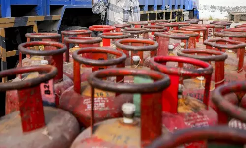 LPG Cylinder: వంట గ్యాస్ సిలెండర్ బరువును 14 నుంచి 10 కేజీలకు తగ్గించనున్నారనే వార్తలు ప్రచారంలో