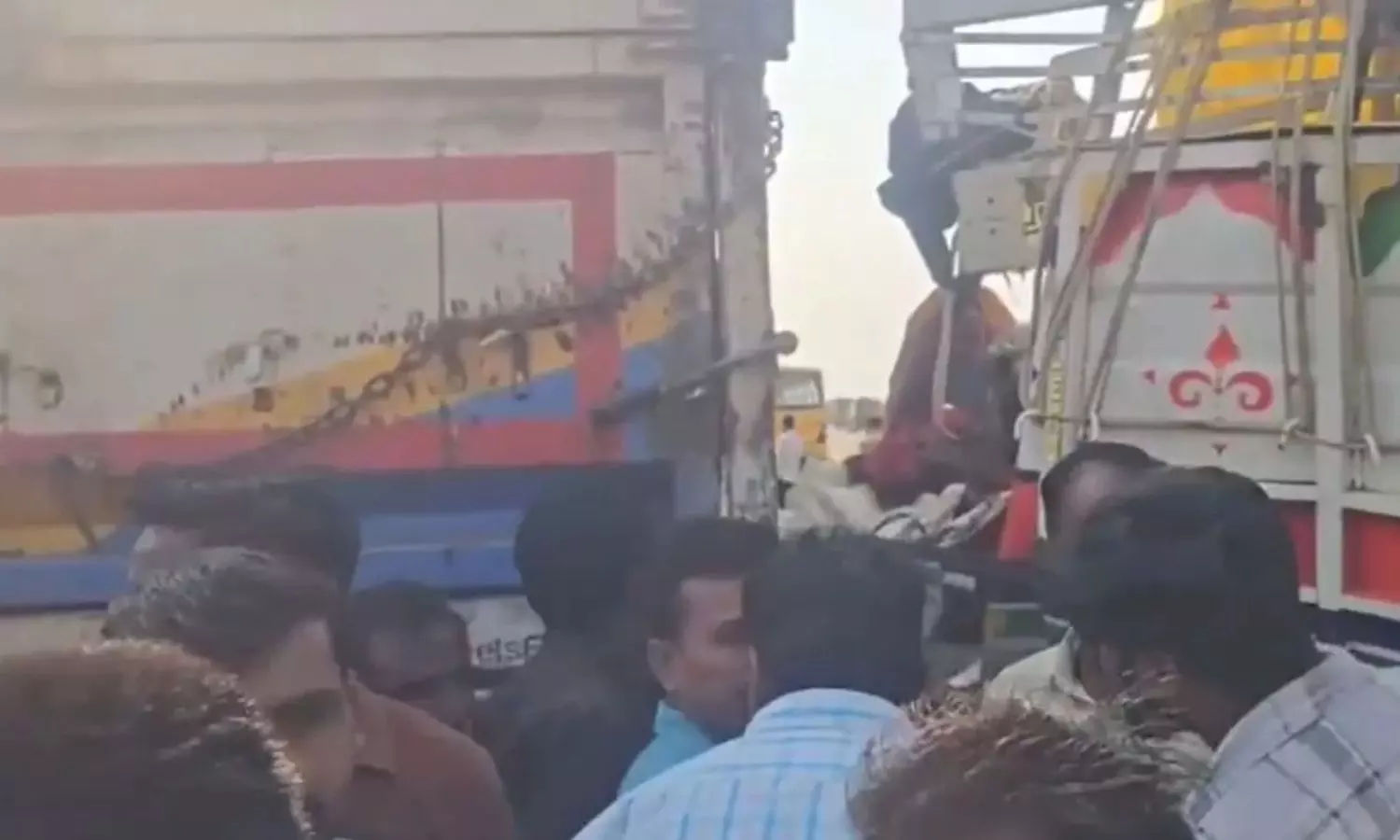 Uttar Pradesh: ఉత్తరప్రదేశ్ ఫతేపూర్ జిల్లాలో ఘోర ప్రమాదం. Uttar Pradesh: ఉత్తరప్రదేశ్ ఫతేపూర్ జిల్లాలో ఘోర ప్రమాదం.