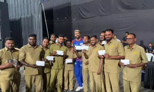 Hardik Pandya: హార్దిక్ పాండ్య ముంబయి వాంఖడే స్టేడియం గ్రౌండ్ స్టాఫ్ కు గిఫ్ట్స్ ఇచ్చాడు. Hardik Pandya: హార్దిక్ పాండ్య ముంబయి వాంఖడే స్టేడియం గ్రౌండ్ స్టాఫ్ కు గిఫ్ట్స్ ఇచ్చాడు.