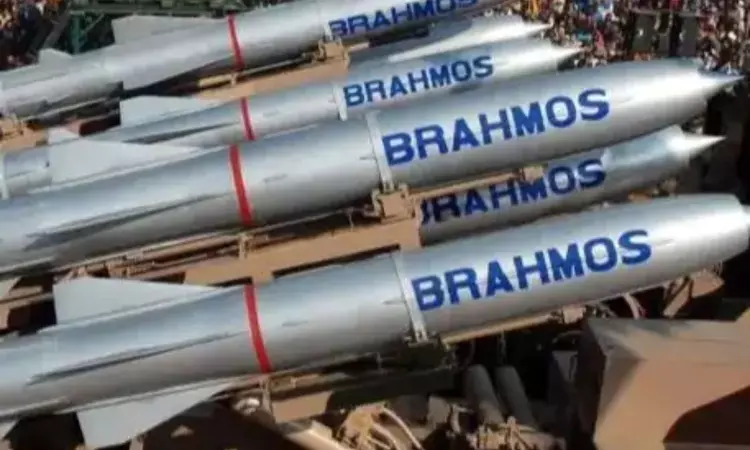 Brahmos 800: మన సైన్యం 800 కిలోమీటర్ల పరిధి ఉన్న బ్రహ్మోస్ క్షిపణులను సమకూర్చుకునే ప్రయత్నం చేస్తోంది. Brahmos 800: మన సైన్యం 800 కిలోమీటర్ల పరిధి ఉన్న బ్రహ్మోస్ క్షిపణులను సమకూర్చుకునే ప్రయత్నం చేస్తోంది.