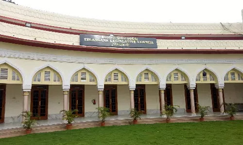 Telangana: తెలంగాణ శాసనమండలిలో బీఆర్ఎస్ ఎమ్మెల్సీల నిరసన. Telangana: తెలంగాణ శాసనమండలిలో బీఆర్ఎస్ ఎమ్మెల్సీల నిరసన.