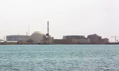 Gulf Countries: బుషెహర్ అణు విద్యుత్ కేంద్రంపై దాడి జరిగితే దాని పరిణామాలు తమపై తీవ్రంగా ఉంటాయని ఆందోళన చెందుతున్నాయి. Gulf Countries: బుషెహర్ అణు విద్యుత్ కేంద్రంపై దాడి జరిగితే దాని పరిణామాలు తమపై తీవ్రంగా ఉంటాయని ఆందోళన చెందుతున్నాయి.