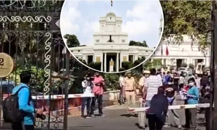Delhi Assembly: ఢిల్లీ అసెంబ్లీ గేటు పగలగొట్టుకుని ఒక కారు దూసుకు వెళ్లడంతో అక్కడ కలకలం రేగింది. Delhi Assembly: ఢిల్లీ అసెంబ్లీ గేటు పగలగొట్టుకుని ఒక కారు దూసుకు వెళ్లడంతో అక్కడ కలకలం రేగింది.