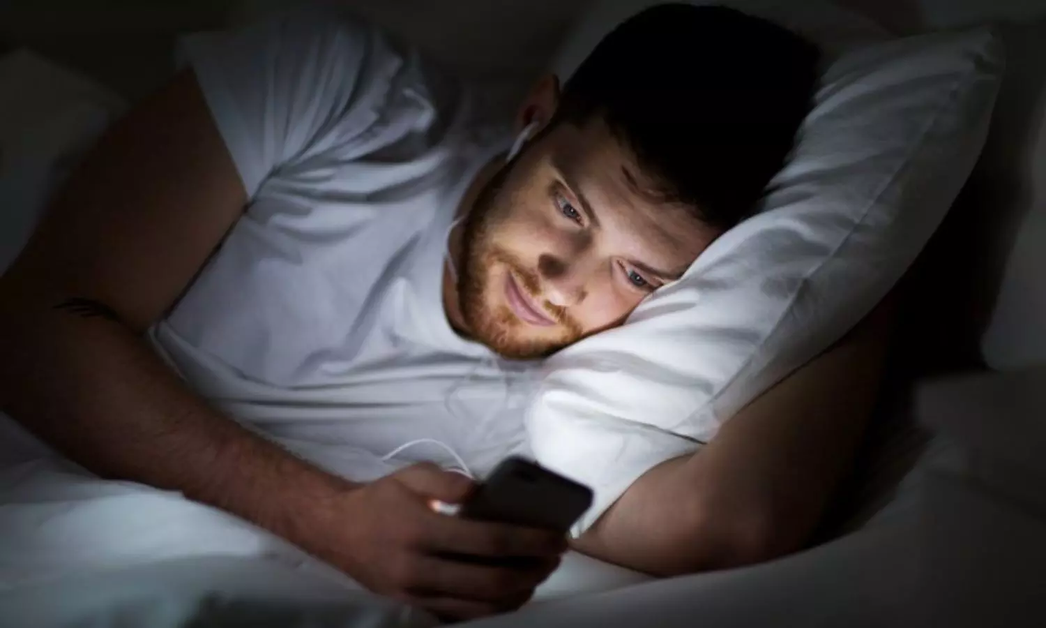 Health:  రాత్రిపూట దిండు దగ్గర ఫోన్ పెట్టుకుంటున్నారా..అయితే..!