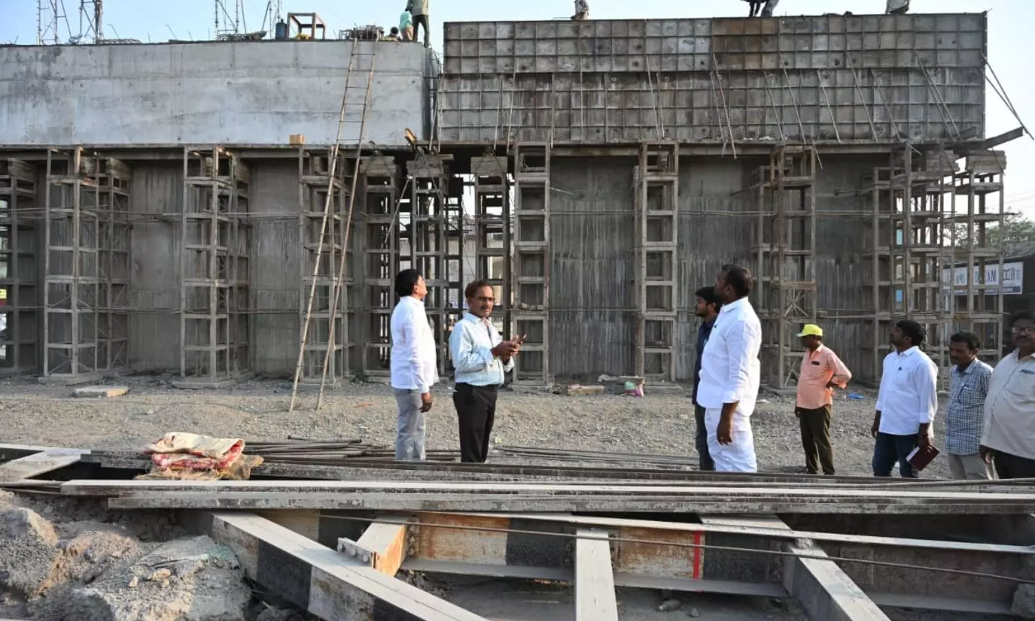 Karimnagar: తీగలగుట్టపల్లి ROB: పనులు నత్తనడకన సాగడంపై మేయర్ సీరియస్.. యుద్ధ ప్రాతిపదికన పూర్తి చేయాలని ఆదేశం!