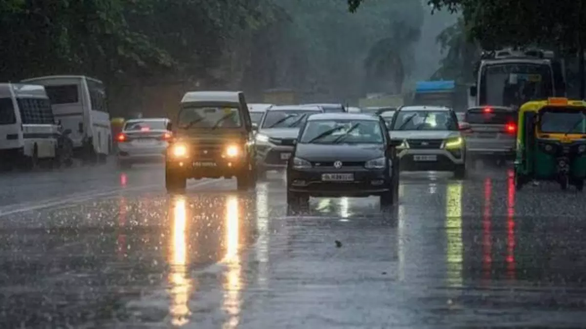 Weather Update : రానున్న 3 రోజులు జాగ్రత్త.. ద్రోణి ప్రభావం.. తెలుగు రాష్ట్రాల్లో పిడుగులు పడే ఛాన్స్ Weather Update : రానున్న 3 రోజులు జాగ్రత్త.. ద్రోణి ప్రభావం.. తెలుగు రాష్ట్రాల్లో పిడుగులు పడే ఛాన్స్
