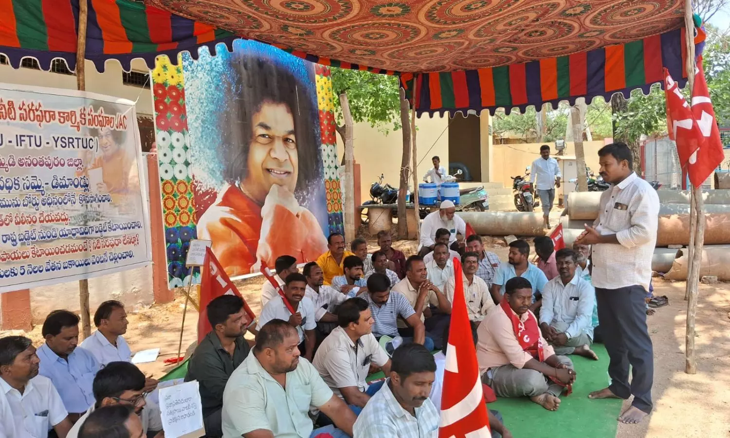 మూడో రోజుకు చేరిన సమ్మె: సత్యసాయి తాగునీటి పథక కార్మికుల నిరసన.. ఏఐటీయూసీ మద్దతు