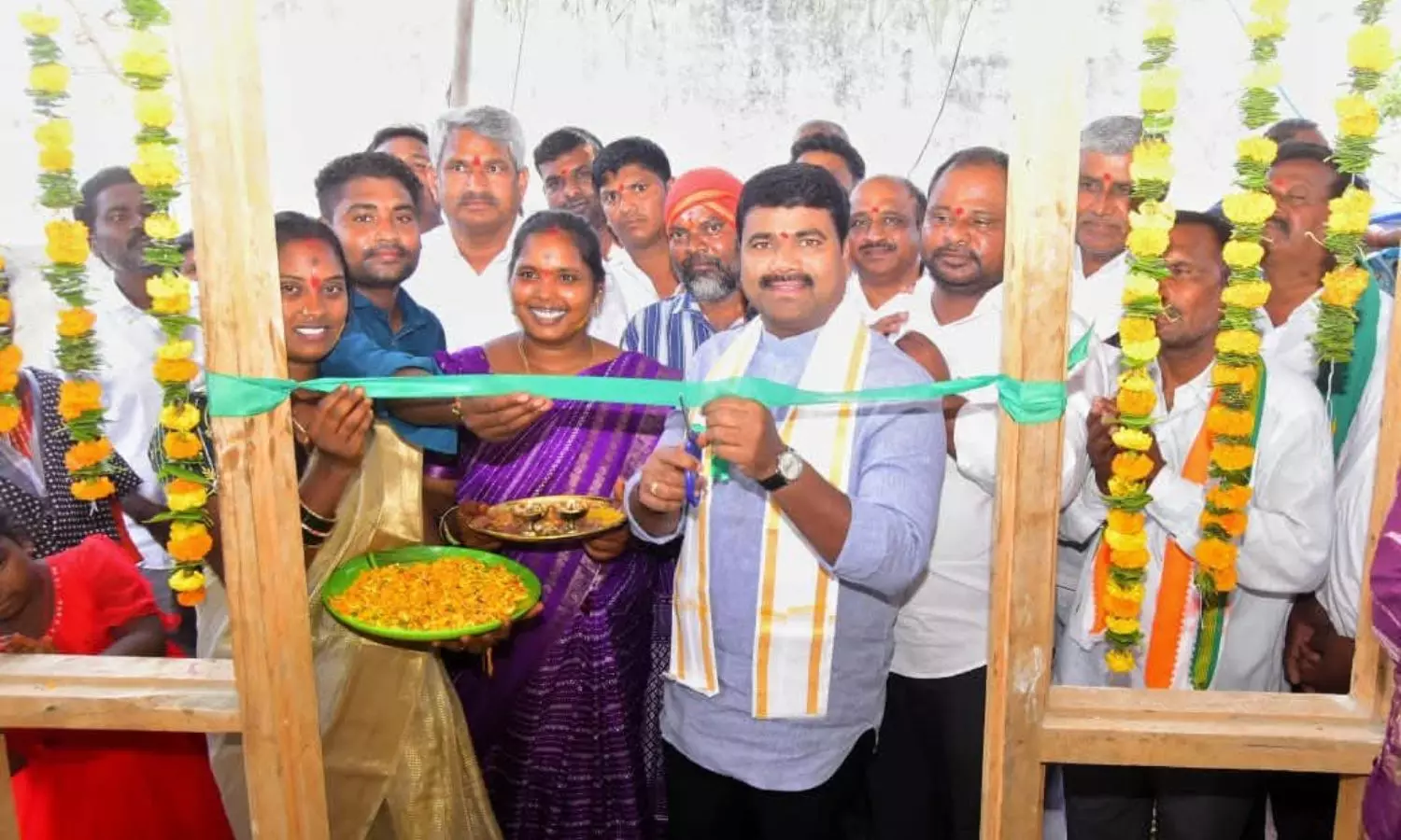 Mutyampeta: ముత్యంపేటలో ఇందిరమ్మ గృహ ప్రారంభోత్సవం.. లబ్ధిదారులను ఆశీర్వదించిన ఎమ్మెల్యే మేడిపల్లి సత్యం!